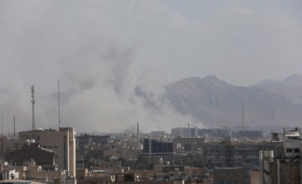 Dym nad Teheranem po ataku Izraela i USA