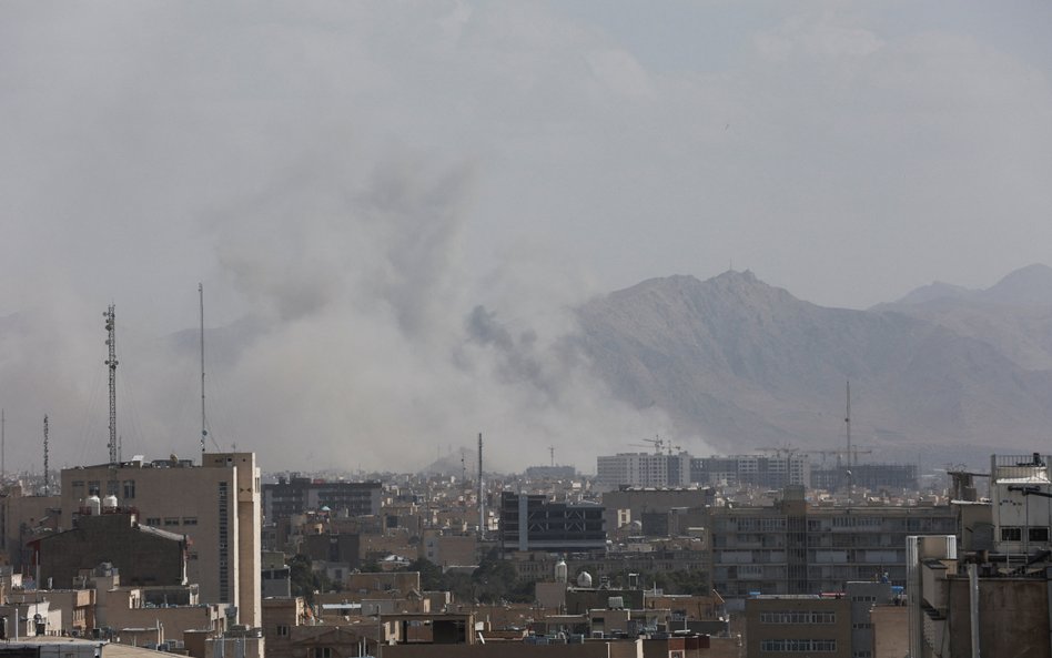 Dym nad Teheranem po ataku Izraela i USA