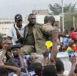 Triumfujący mundurowi na centralnym placu w malijskiej stolicy Bamako