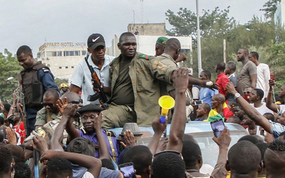 Triumfujący mundurowi na centralnym placu w malijskiej stolicy Bamako