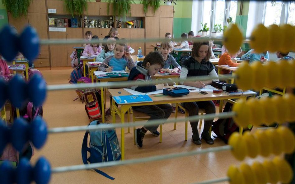 Szkoły droższe, pieniędzy mało