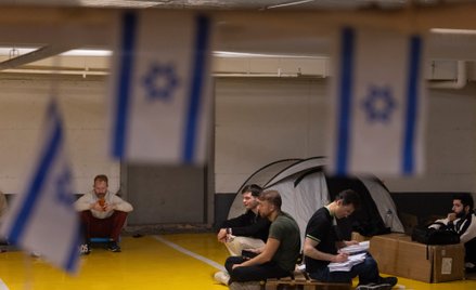 Izraelczycy chronią się w podziemnym parkingu podczas nalotu w Tel Awiwie w Izraelu