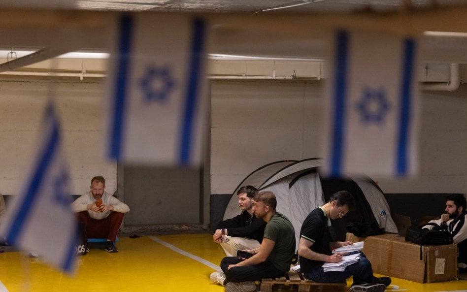 Izraelczycy chronią się w podziemnym parkingu podczas nalotu w Tel Awiwie w Izraelu