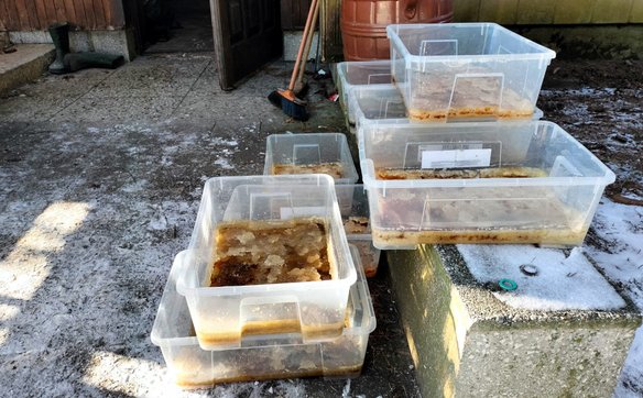 Substancja znajdująca się w pojemnikach to mefedron (3CMC)