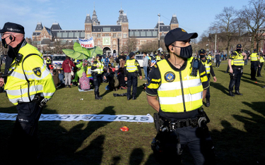 Holandia: Konna policja rozpędza wiec przeciwników lockdownu
