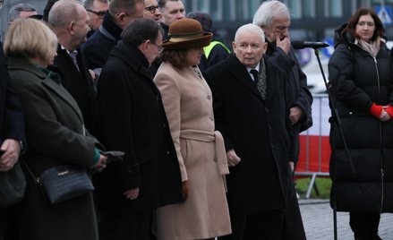 Prezes PiS Jarosław Kaczyński przed pomnikiem prezydenta Lecha Kaczyńskiego na pl. Piłsudskiego w Wa