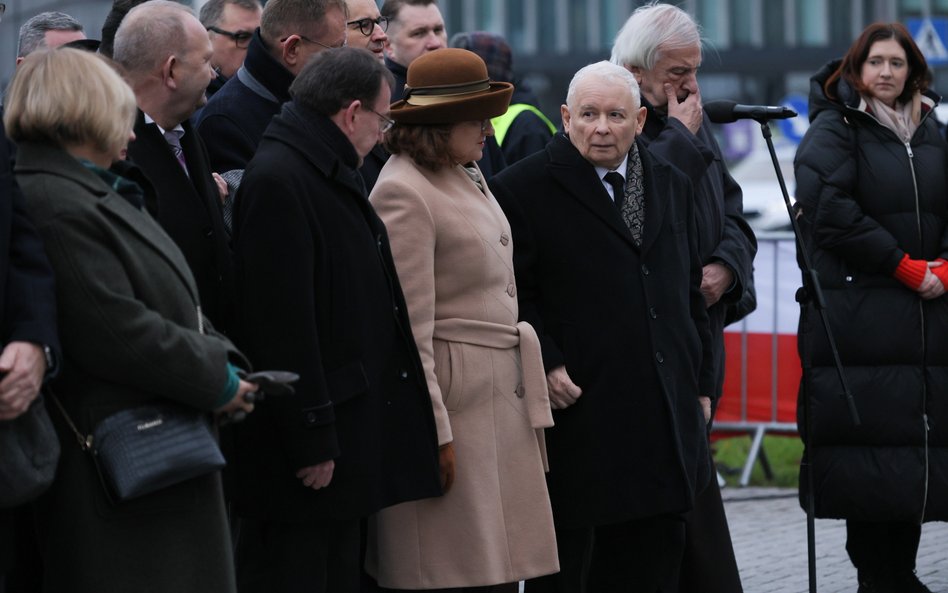 Prezes PiS Jarosław Kaczyński przed pomnikiem prezydenta Lecha Kaczyńskiego na pl. Piłsudskiego w Wa