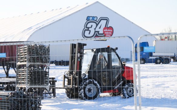 Budowa sceny 34. Finału Wielkiej Orkiestry Świątecznej Pomocy na błoniach Stadionu PGE Narodowego