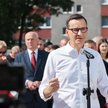 Premier Mateusz Morawiecki podczas konferencji prasowej na osiedlu Niebrów w Tomaszowie Mazowieckim.