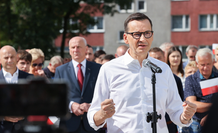 Premier Mateusz Morawiecki podczas konferencji prasowej na osiedlu Niebrów w Tomaszowie Mazowieckim.