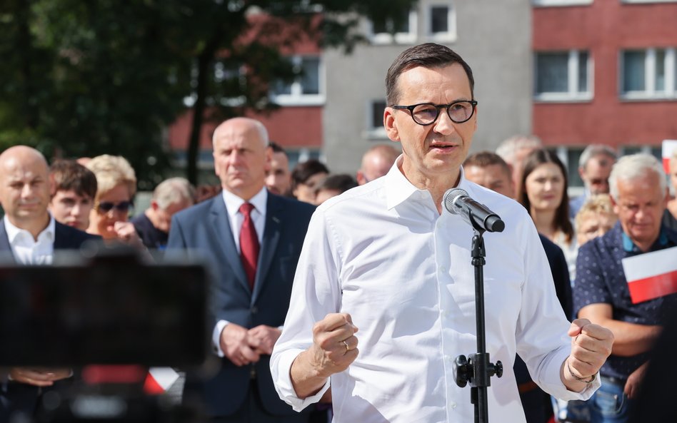 Premier Mateusz Morawiecki podczas konferencji prasowej na osiedlu Niebrów w Tomaszowie Mazowieckim.