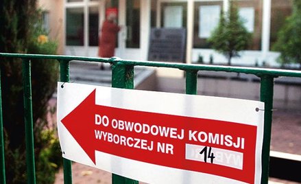 Do publicznej wiadomości podaje się numer i adres obwodowej komisji wyborczej oraz imiona, nazwiska 