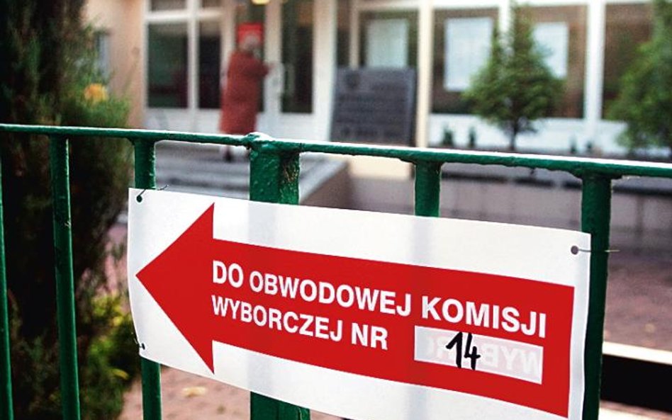 Do publicznej wiadomości podaje się numer i adres obwodowej komisji wyborczej oraz imiona, nazwiska 