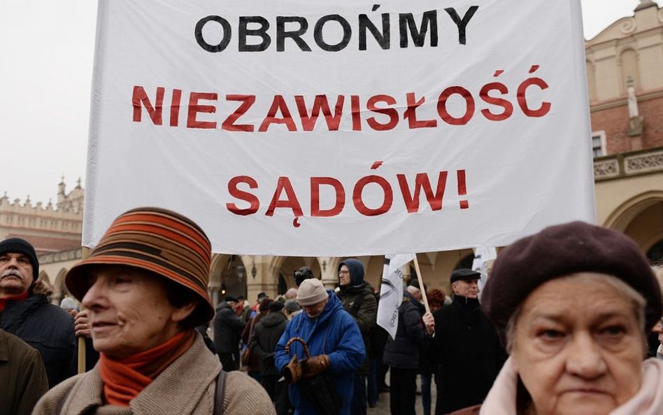 KOD zapowiada demonstracje w poniedziałek. "Europo, nie odpuszczaj!"