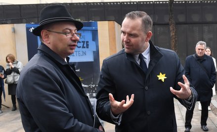 Kwiecień 2023, obecny prezydent RP, wówczas prezes IPN Karol Nawrocki (z prawej) w rozmowie ze swoim