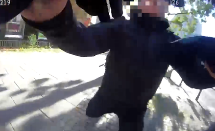 Nóż przy zatrzymanym, policjantka w szpitalu. Policja publikuje nagranie z interwencji