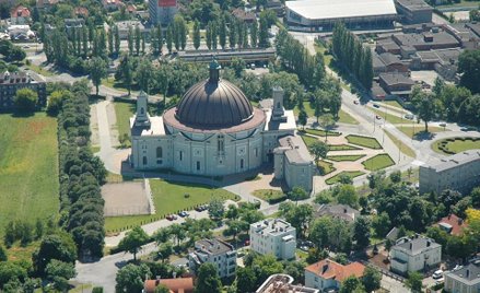 Pod tą bydgoską bazyliką św. Wincentego a Paulo uszkodzono kilka aut gości urodzin Radia Maryja