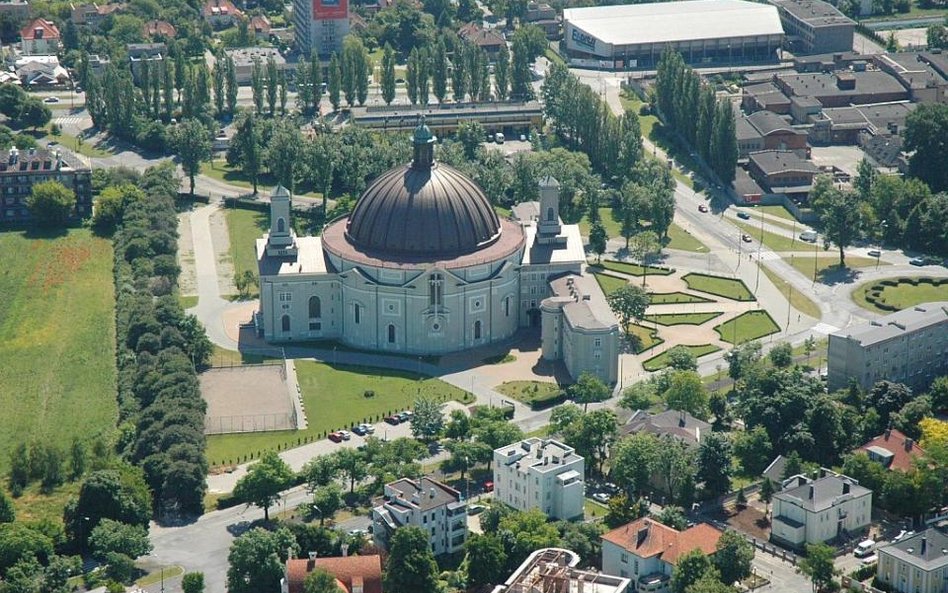 Pod tą bydgoską bazyliką św. Wincentego a Paulo uszkodzono kilka aut gości urodzin Radia Maryja