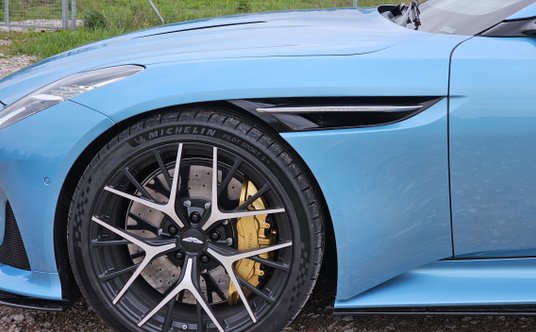 Aston Martin DB12 Volante