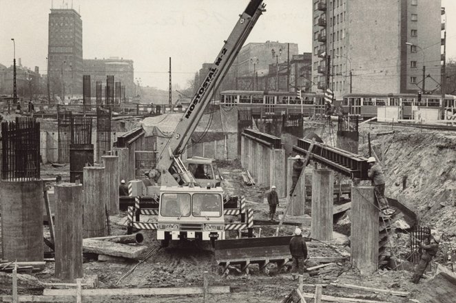 Obok Dworca Centralnego w latach 1973-1974 powstało przejście podziemne i estakady. Zdjęcie pierwotn