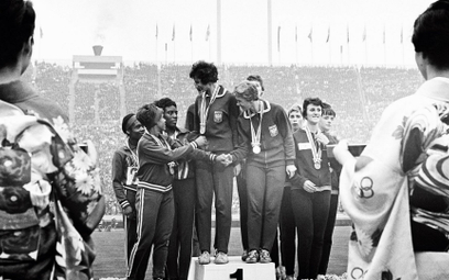 Polska kobieca sztafeta 4x100 m na najwyższym stopniu podium igrzysk w Tokio 1964