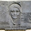 Tablica pamiatkowa przed muzeum poetki w Poznaniu