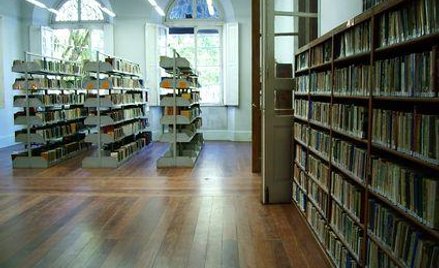 To dyrektor kieruje biblioteką i reprezentuje ją na zewnątrz