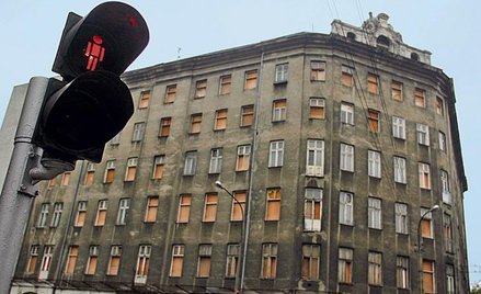 Kamienica przy ul. Złotej 83 powstała pod koniec XIX wieku. W latach 60. skuto prawie wszystkie deko
