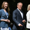 Premier Donald Tusk (2L) oraz minister rodziny, pracy i polityki społecznej Agnieszka Dziemianowicz-