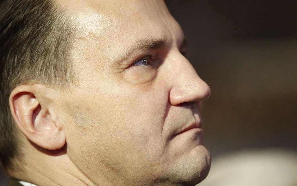 Sikorski: Skandalem jest to, że Macierewicz nie "siedzi"