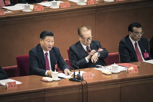 Od lewej: Xi Jinping, obecny przewodniczący Chińskiej Republiki Ludowej, i Jiang Zemin, przewodniczą