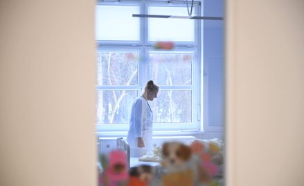 Ujawniamy zarobki lekarzy i pielęgniarek