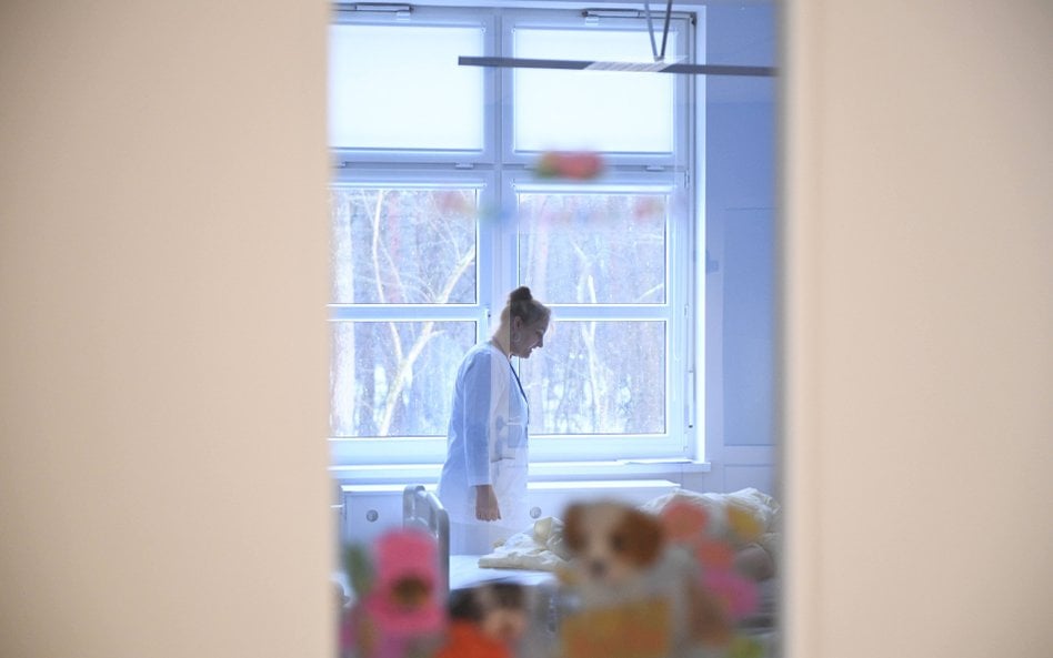Ujawniamy zarobki lekarzy i pielęgniarek