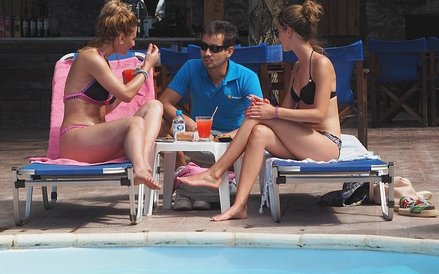 Nad spokojnym wypoczynkiem gości czuwa szef rezydentów biura podróży Rainbow