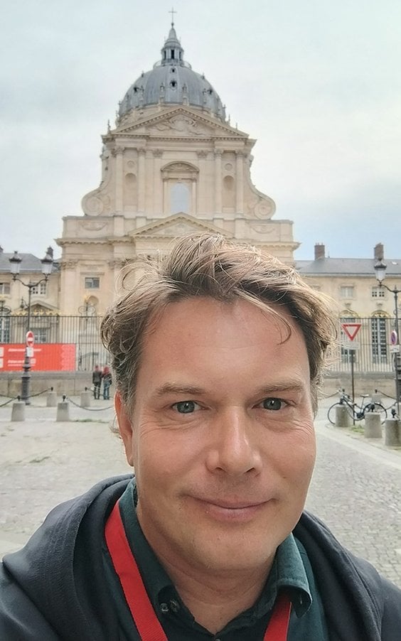 dr hab. Jakub Karasiński pracuje w Centrum Nauk Biologiczno-Chemicznych UW. Specjalizuje się w spekt