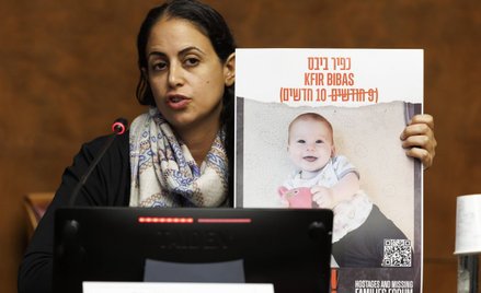 Ofri Bibas Levy, siostra Yardena Bibasa podczas konferencji prasowej