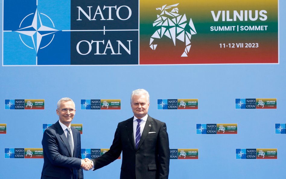 Sekretarz generalny NATO Jens Stoltenberg i prezydent Litwy, gospodarza szczytu, Gitanas Nausėda w p