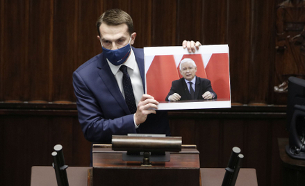 Adam Szłapka (Nowoczesna) z kadrem z wystąpienia Jarosława Kaczyńskiego.