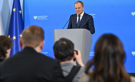 Premier Donald Tusk podczas konferencji prasowej po posiedzeniu rządu w siedzibie KPRM w Warszawie