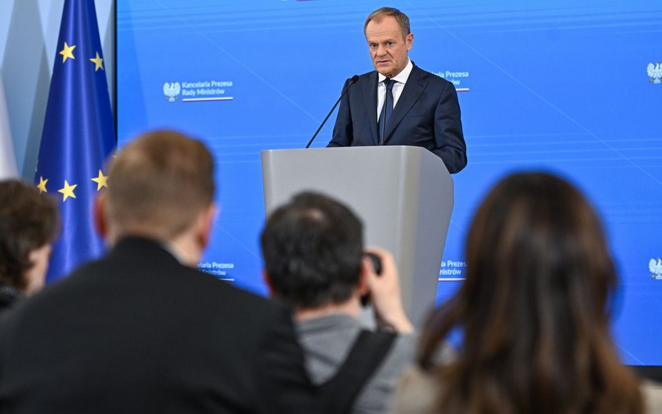 Premier Donald Tusk podczas konferencji prasowej po posiedzeniu rządu w siedzibie KPRM w Warszawie