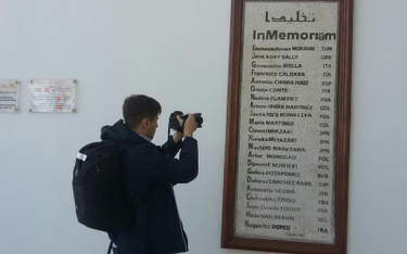 Tablica pamiątkowa z listą ofiar ataku terrorystycznego na muzeum Bardo