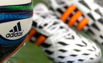 Adidas spodziewa się nowego rekordu obrotów ze sprzedaży piłkarskich butów, piłek i strojów do gry