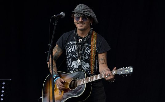 Johnny Depp podczas występu na słynnym angielskim festiwalu Glastonbury w 2017 roku.