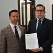 Od lewej: poseł Konfederacji Krzysztof Bosak, dyrektor biura prasowego formacji Tomasz Grabarczyk or