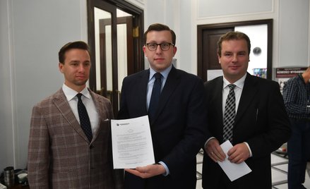 Od lewej: poseł Konfederacji Krzysztof Bosak, dyrektor biura prasowego formacji Tomasz Grabarczyk or