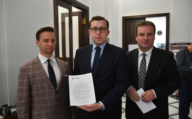 Od lewej: poseł Konfederacji Krzysztof Bosak, dyrektor biura prasowego formacji Tomasz Grabarczyk or