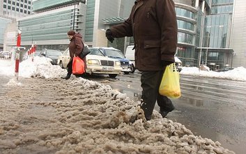 Odśnieżanie do obowiązek właścicieli nieruchomości znajdujących się przy chodniku