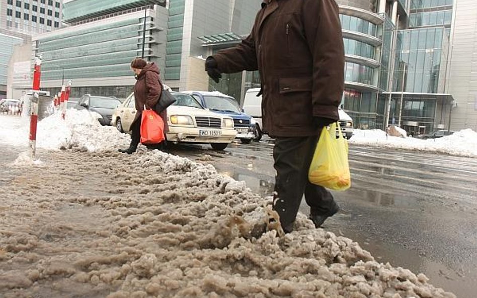 Odśnieżanie do obowiązek właścicieli nieruchomości znajdujących się przy chodniku