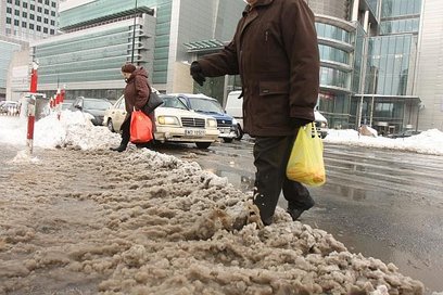 Odśnieżanie do obowiązek właścicieli nieruchomości znajdujących się przy chodniku