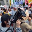Lewicowi demonstranci uważają, że polityka rządu Abego prowadzi Japonię do nowej wojny